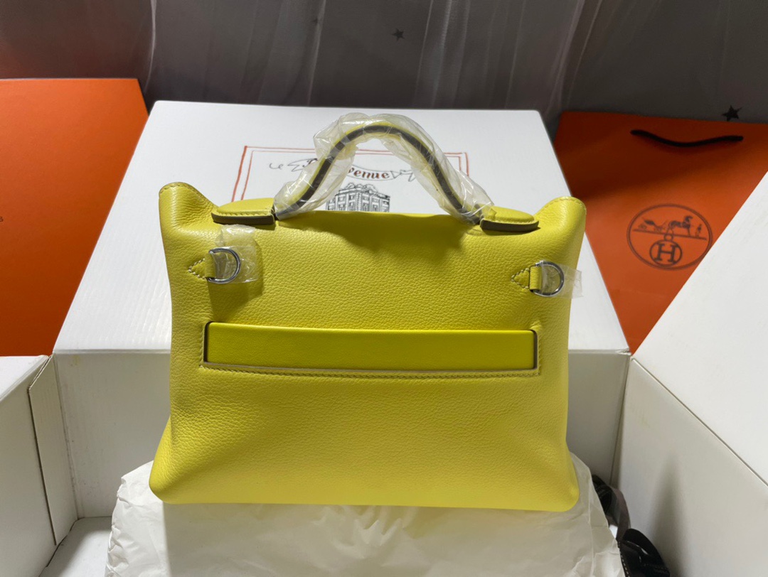 Hermes Kelly 2424 29cm Handbag in Yellow Clemence Leather 